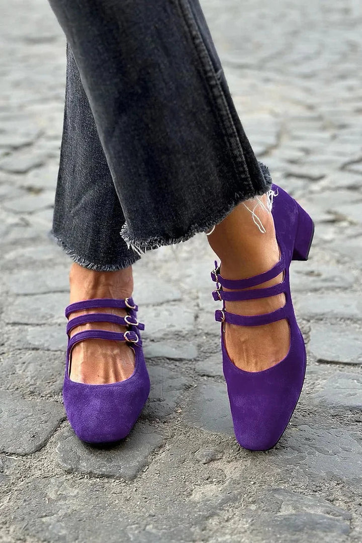Decollete with three straps