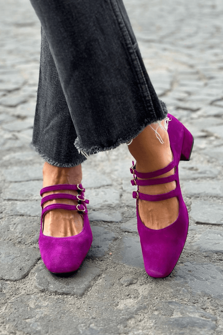 Decollete with three straps
