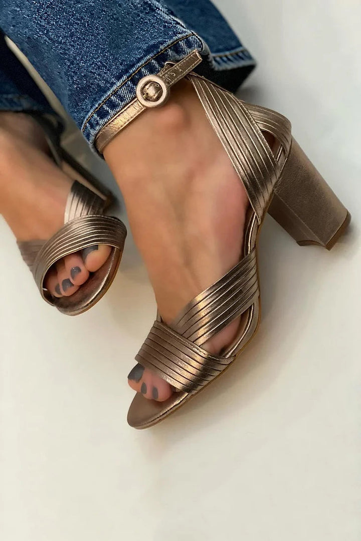 Elegant strap sandals