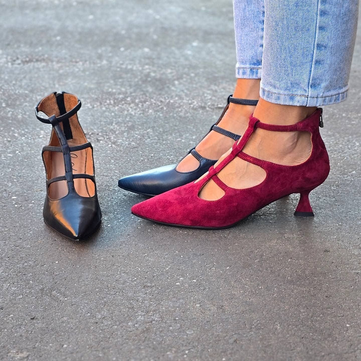 Low heel pumps with straps