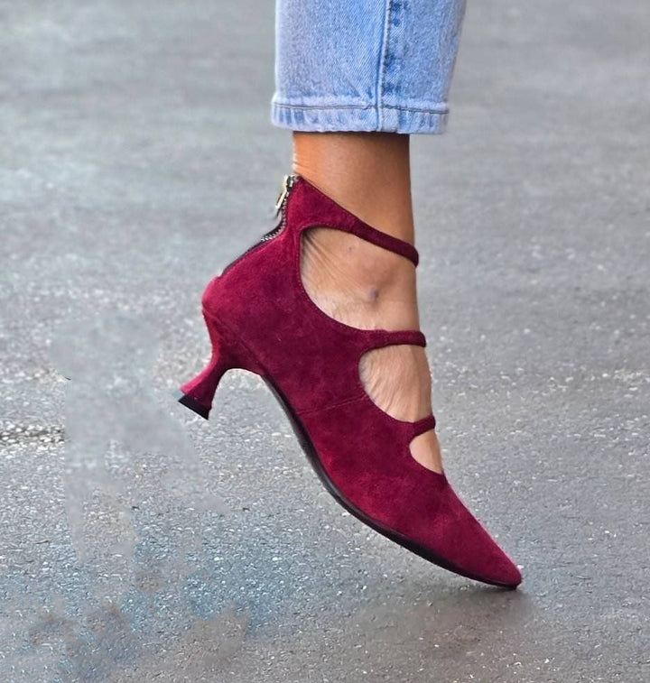 Low heel pumps with straps