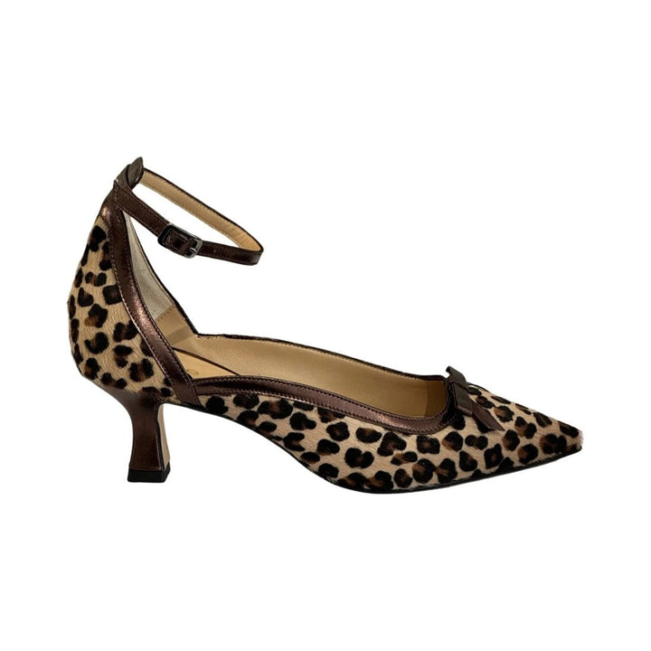 Leopard print decollete